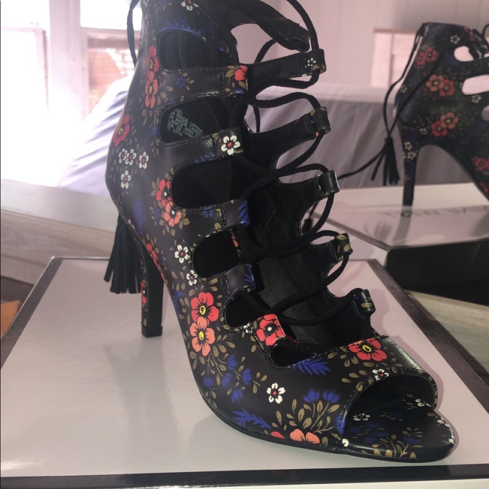 Nine West strappy heal